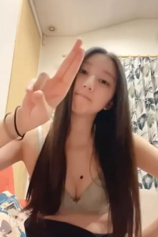 A beautiful, sexy older sister who shows every corner of her body♡