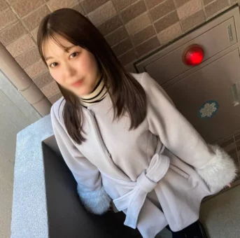 t初撮り同棲中の彼氏と喧嘩し家出、中年オヤジ宅に泊めてくれる変わりに中出しでお返しご奉仕【無】特典付き
(HD1080P) (fc4590972)