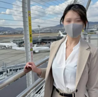 初出演マジ素人！年末に帰省してきた働くDカップ新卒OLを空港でリモートバイブ挿れて楽しむw
(HD1080P) (fc4625589)