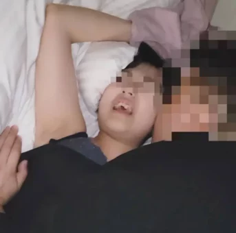 【個人】身勝手な極意の奧さん。生の肉棒を突き刺され力ずくで抵抗も子宮奧に旦那以外の精子を註ぎ込まれる(HD720P) (fc4630573)