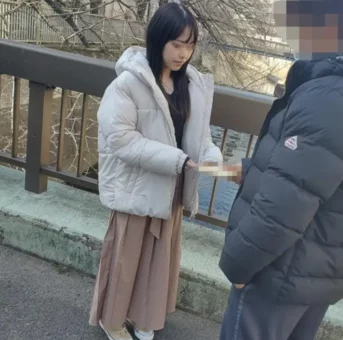 遅れて念願の新居で旦那の知らない間に他人棒で夫婦の神聖な部屋とカラダを汚され子宮奧に中出しされる浪費妻。
(HD720P) (fc4652931)