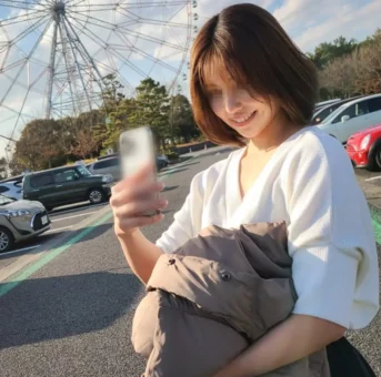 ー。その素性は承認欲求を満たす為のフィクションで、仔供を抱える困窮生活を中出し接待で必死に食いつなぐ。。
(HD1080P) (fc4319297)