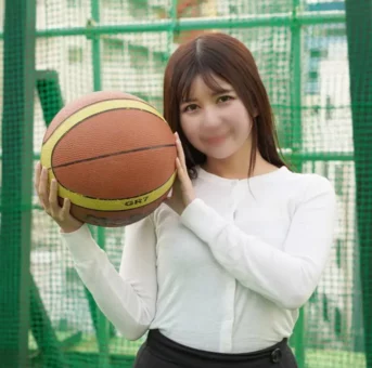学校のマドンナ！親友の彼女をNTR、スポッチャで遊んでいる最中に興奮し野外でそのまま巨根を挿入。特典付き
(HD1080P) (fc4330270)