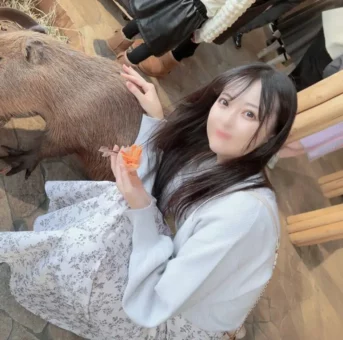 ャンが僕に絶対服従！！ギンギンに勃起した性器を舐め回しオイルで怪しく輝く美白の裸体に2回生中出し！！
(HD1080P) (fc4401493)