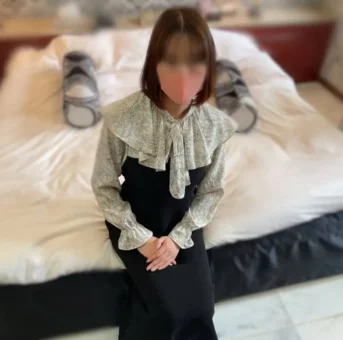言的高规格美女。 她感觉好极了，快射了。 她偷偷地取下橡胶，对着惊愕呆滞的表情默默地中了一枪，没有理由不拔
(HD1080P) (fc4411611)