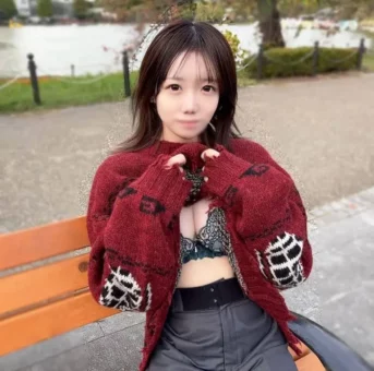 女子。一度切れたがまた奇跡の復活！公然フェラ。沼る彼女の美肌BODYを貪りグチョ濡れまこに大量中出し。。
(HD1080P) (fc4582193)