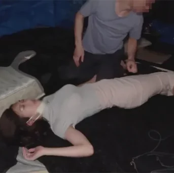 ???(品がいい)美女OLの緊張する夜：ショッピングモールで下された薬と追跡