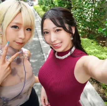 二人の美しい小さな美女たちによる魅惑的なライブ配信ショー