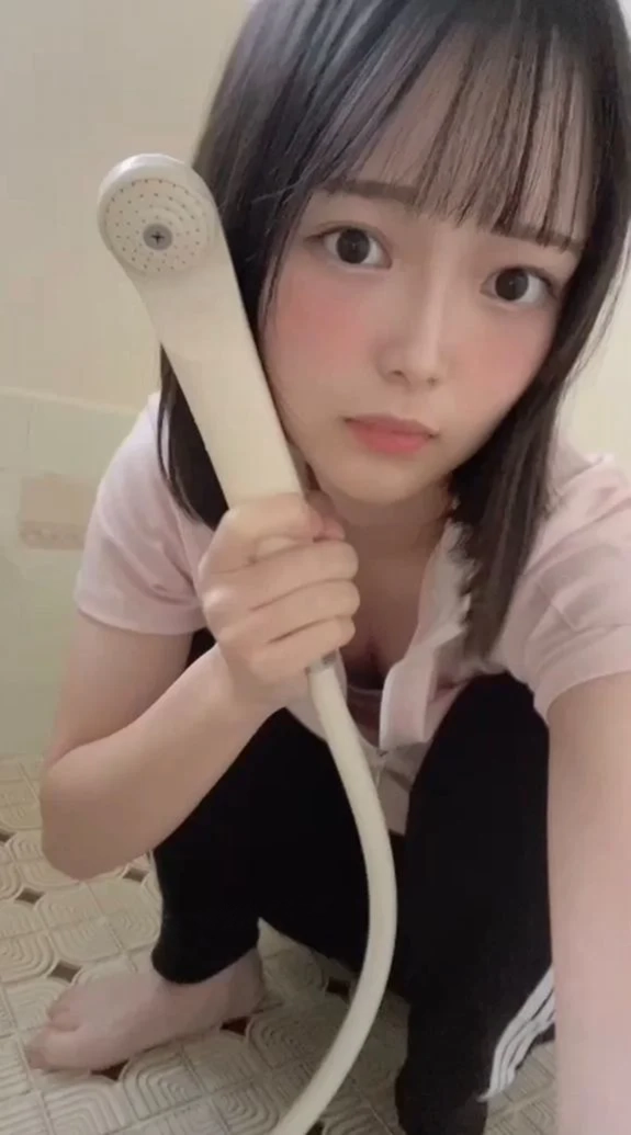 部活のシャワー室で潮吹きオナニー