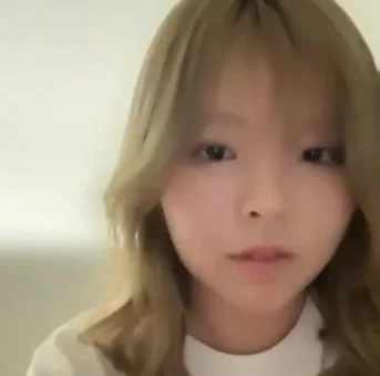 金髪のお姉さんがおもちゃでイキ狂うzoomオナニー