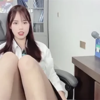 Office Worker! Enjoy While Working at Home Live Streaming! Highly Recommended, Beautiful Skin and Looks [1.28G/MP4/WF]