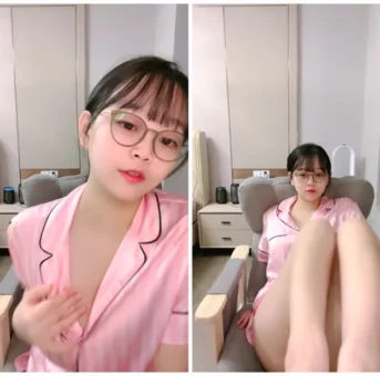 清らかな雰囲気の美女、桃子！カメラに向かって優雅に揺れる肢体を魅せり、肌の露出と艶やかな声が織り成す配信ショー