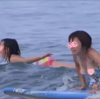 水着から出てしまった胸チラ