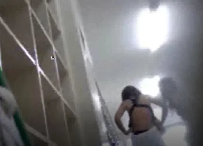 学校内スク水更衣室4