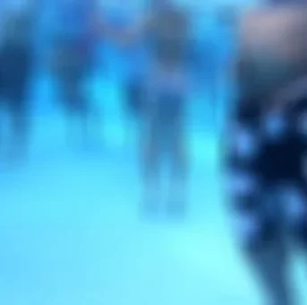 【超絶】大胆JKカップルのプール水中水着の中に手が！手コキ(後編)