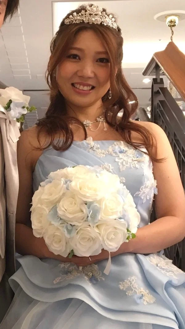 特典あり【無】　美人で笑顔がキュートなエッチな女性は変態ポーズで全裸姿を見せていた。