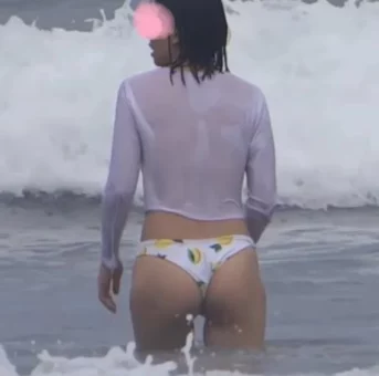 ブラを付け忘れ乳首スケスケで遊ぶJD