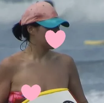 海でポロリ