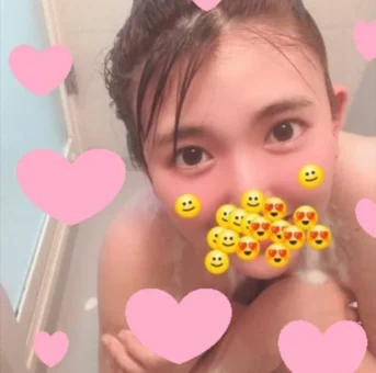 お風呂で自撮りするお姉さん