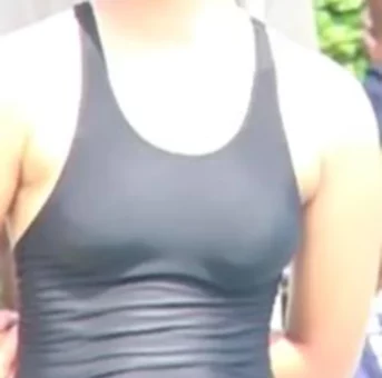 プールサイドには濡れた体で待つ美少女