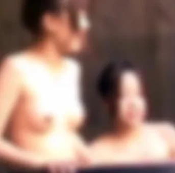 【風呂盗撮】友達同士の女子２人、Hな会話で盛り上がってます