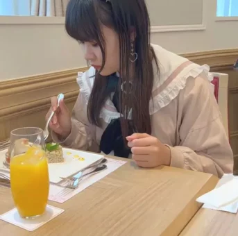 「期間限定　中だしＯＫ　バイトに来てはエッチして帰る不思議ちゃん　１９歳」