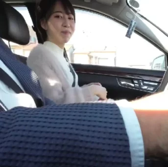 ちっぱいなカワイイ若妻と還暦経営者の野外露出デート＆ホテルでハメ撮り