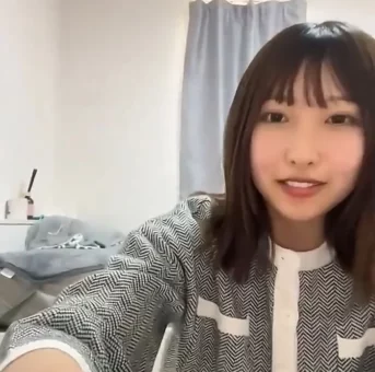 お姉さんがお尻の穴を丸見えにしてオナニーするzoom