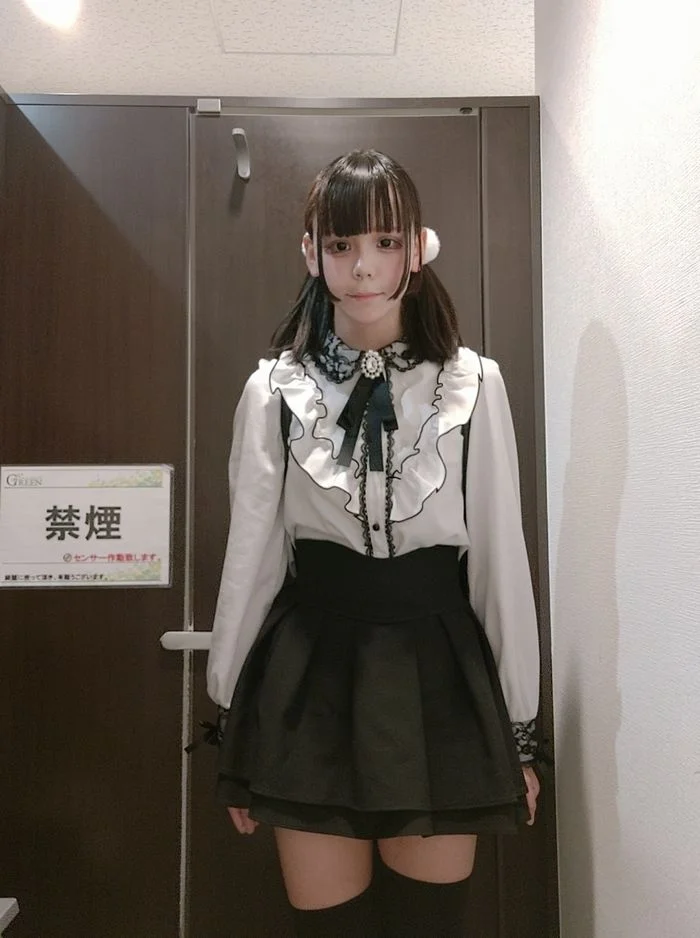 コンカフェ嬢　女子トイレでオナニー配信