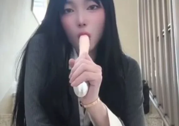 階段で全裸オナニーする美人お姉さん