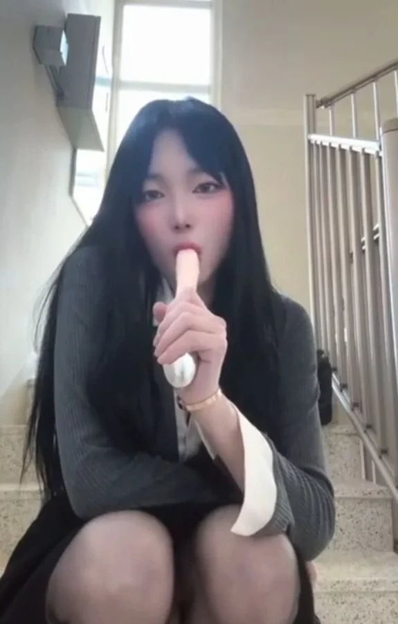 階段で全裸オナニーする美人お姉さん