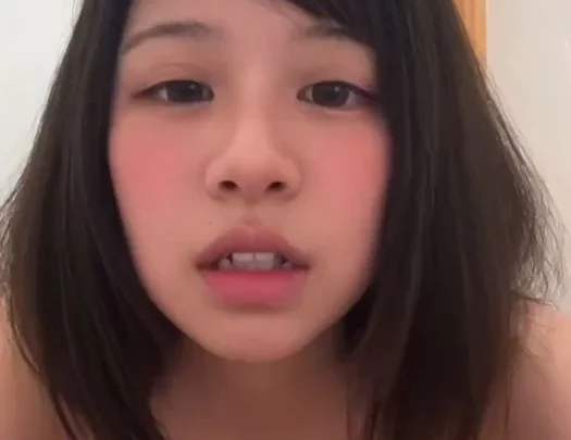Cカップ35kgのJDがアヘ顔でオナニーする姿