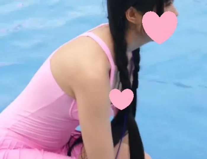 貧乳娘の水着が浮いてチラリ xj_15268496_ppv