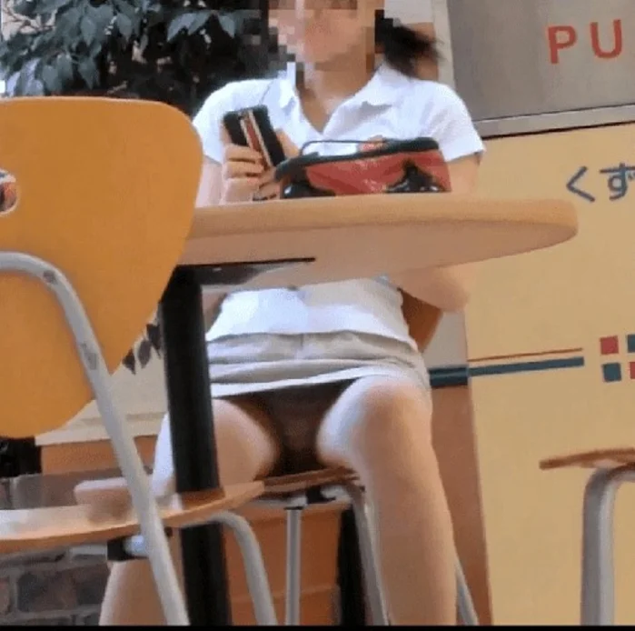 【高画質】フードコートでミニスカパンモロ