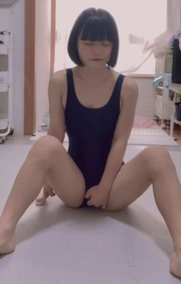 合法ロリ貧乳JDのスク水コスプレ